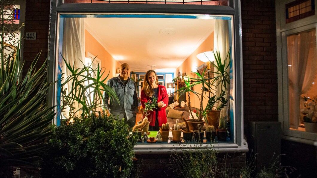 mensen-kijken-uit-woning-4.jpg