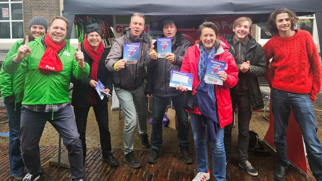 Leden van GroenLinks en PvdA Waterland op de markt in Monnickendam