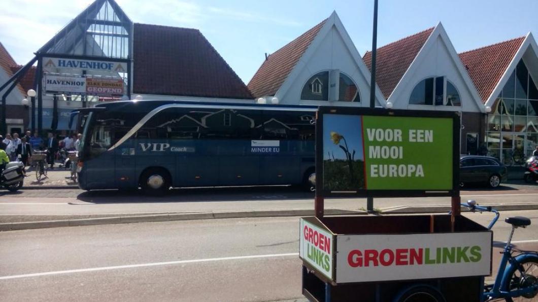 PVV VIP-bus vs. GroenLinks bakfiets Busjekomtzo.jpg