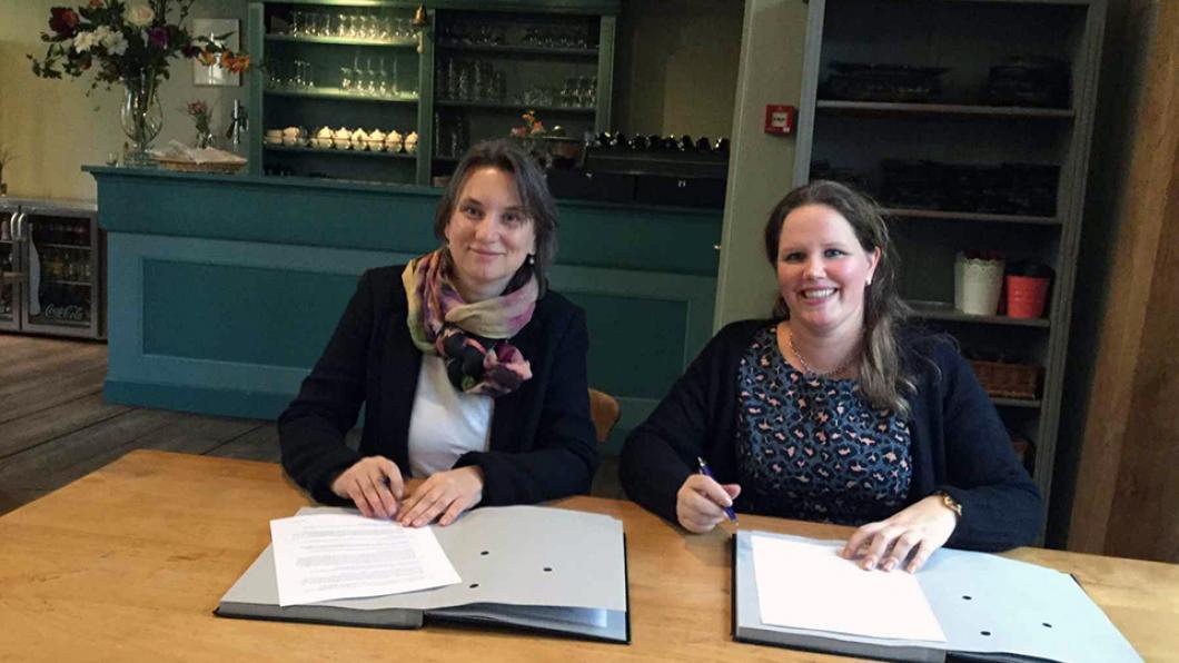 De ondertekening in het Weeshuis Foto-ondertekening-ovk-met-Philadelphia-web.jpg