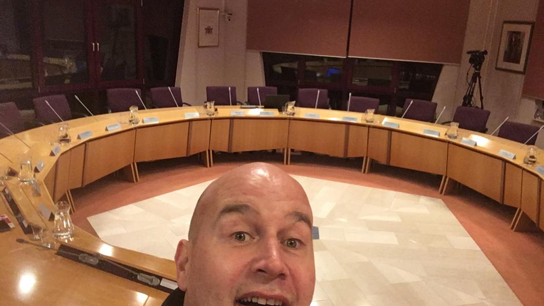 Vincent Koerse in een lege Waterlandse raadszaal
