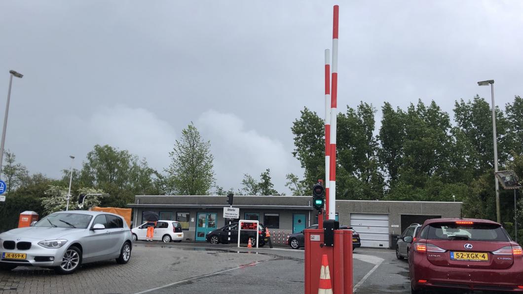De nog niet werkende slagbomen bij de milieustraat in Purmerend De nog niet werkende slagbomen bij de milieustraat in Purmerend