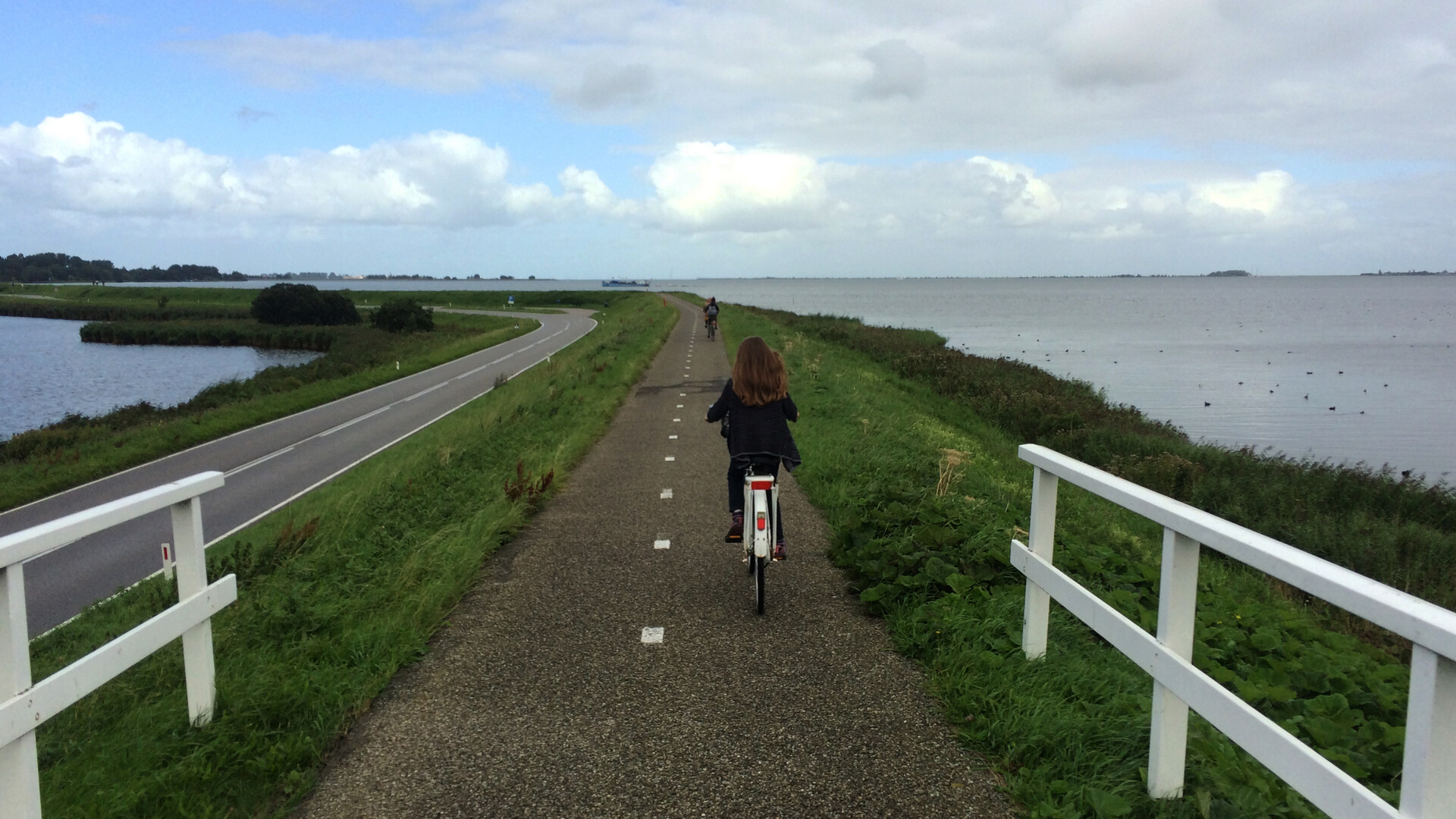 lois fietsen op de dijk