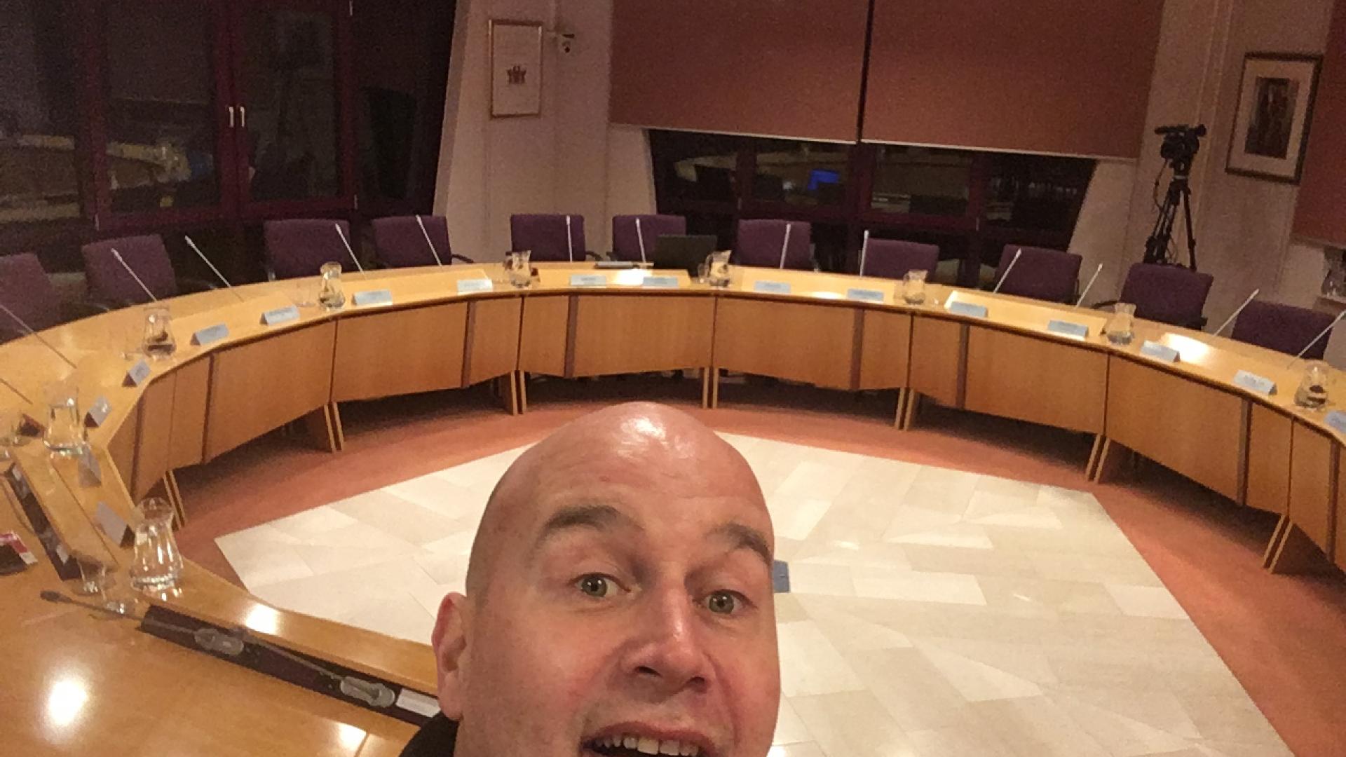 Vincent Koerse in een lege Waterlandse raadszaal