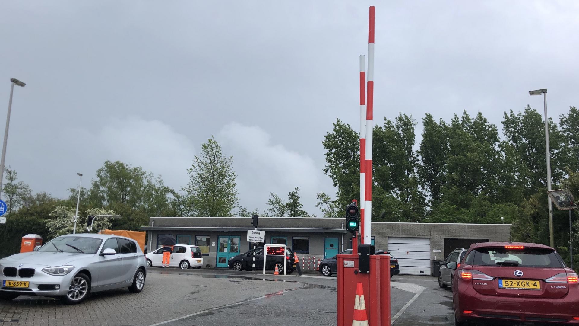 De nog niet werkende slagbomen bij de milieustraat in Purmerend